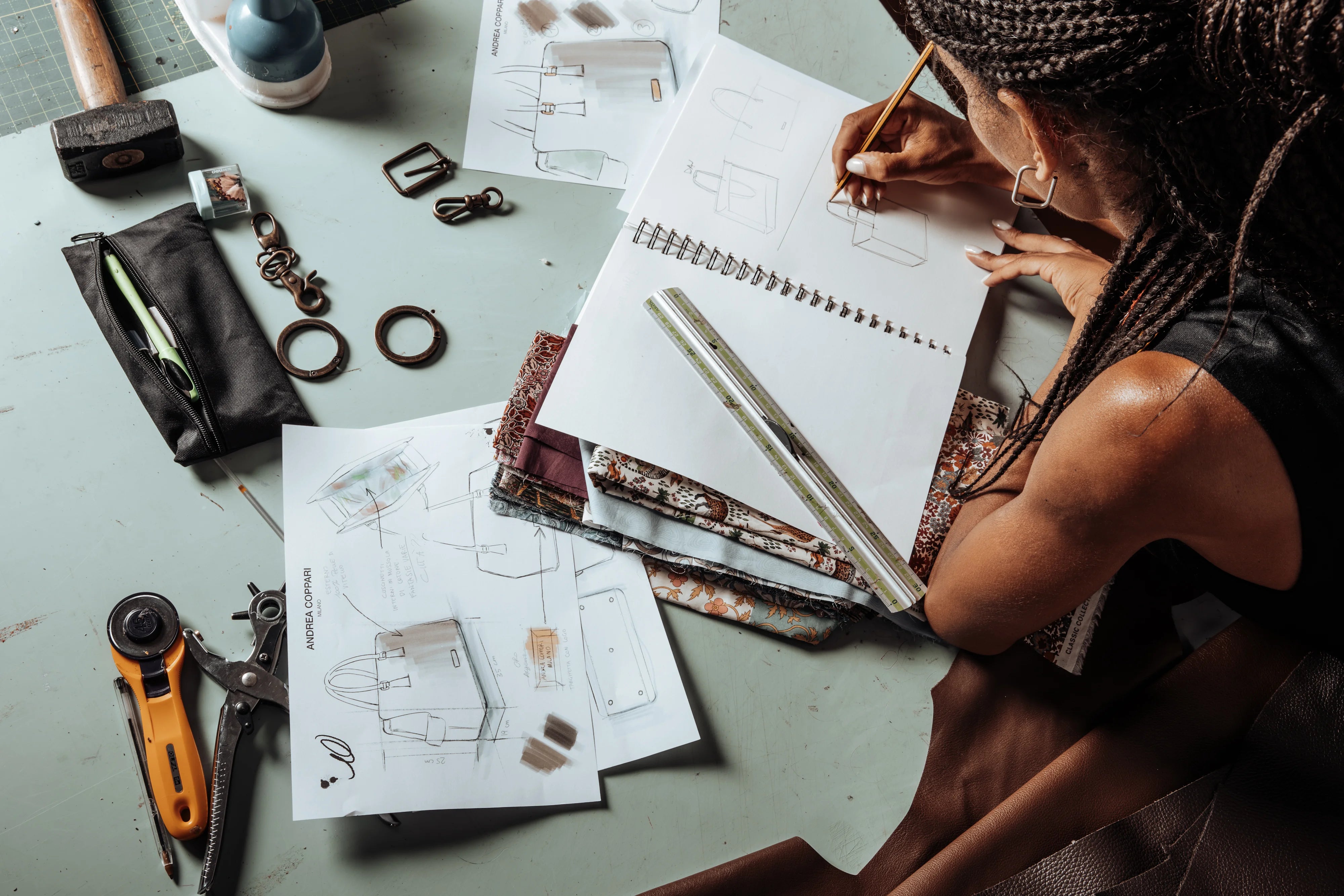 Laboratorio artigianale Andrea Coppari Milano: design e selezione materiali per borse da compagnia