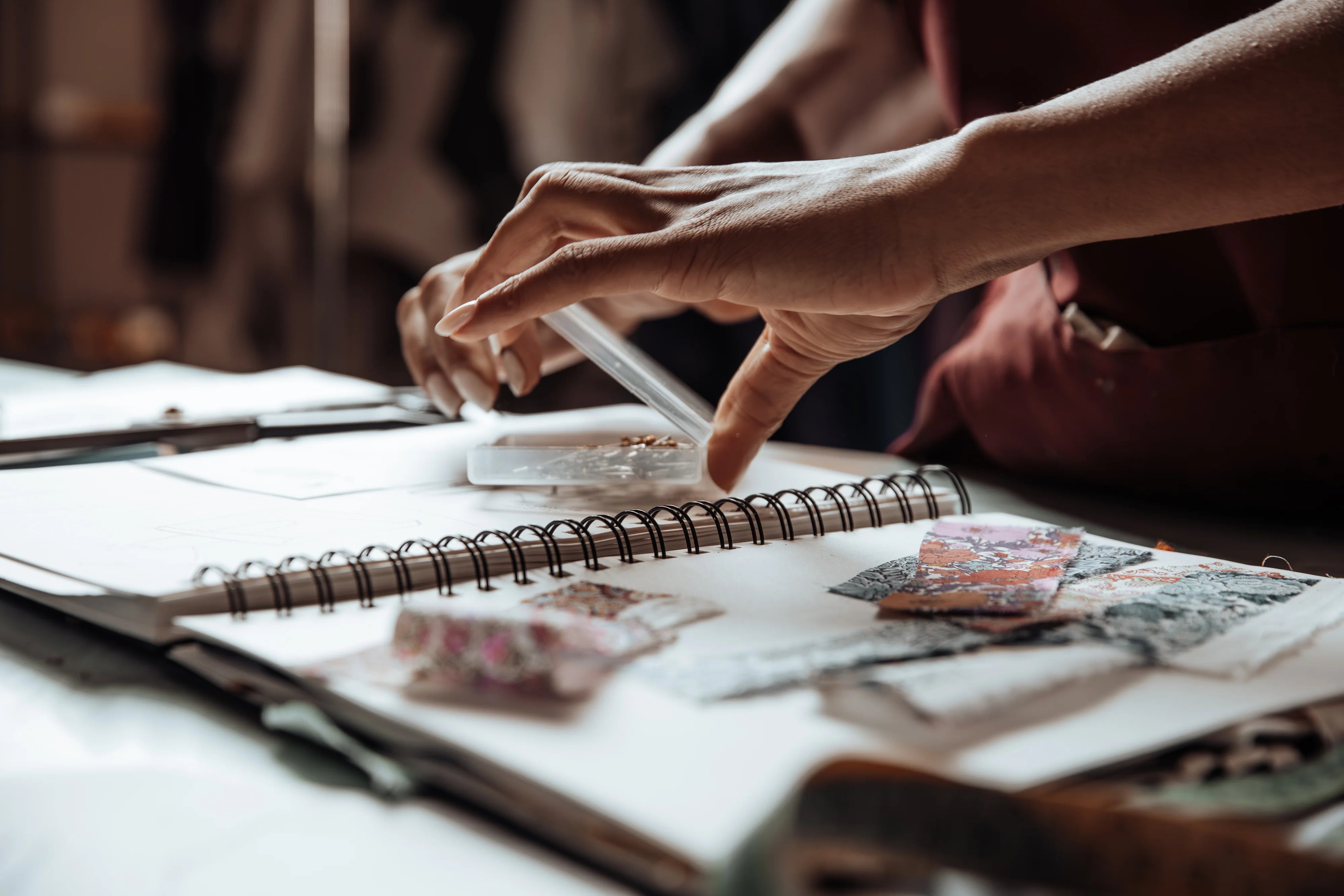 Selezione campioni di tessuto artigianale nel laboratorio
Andrea Coppari Milano