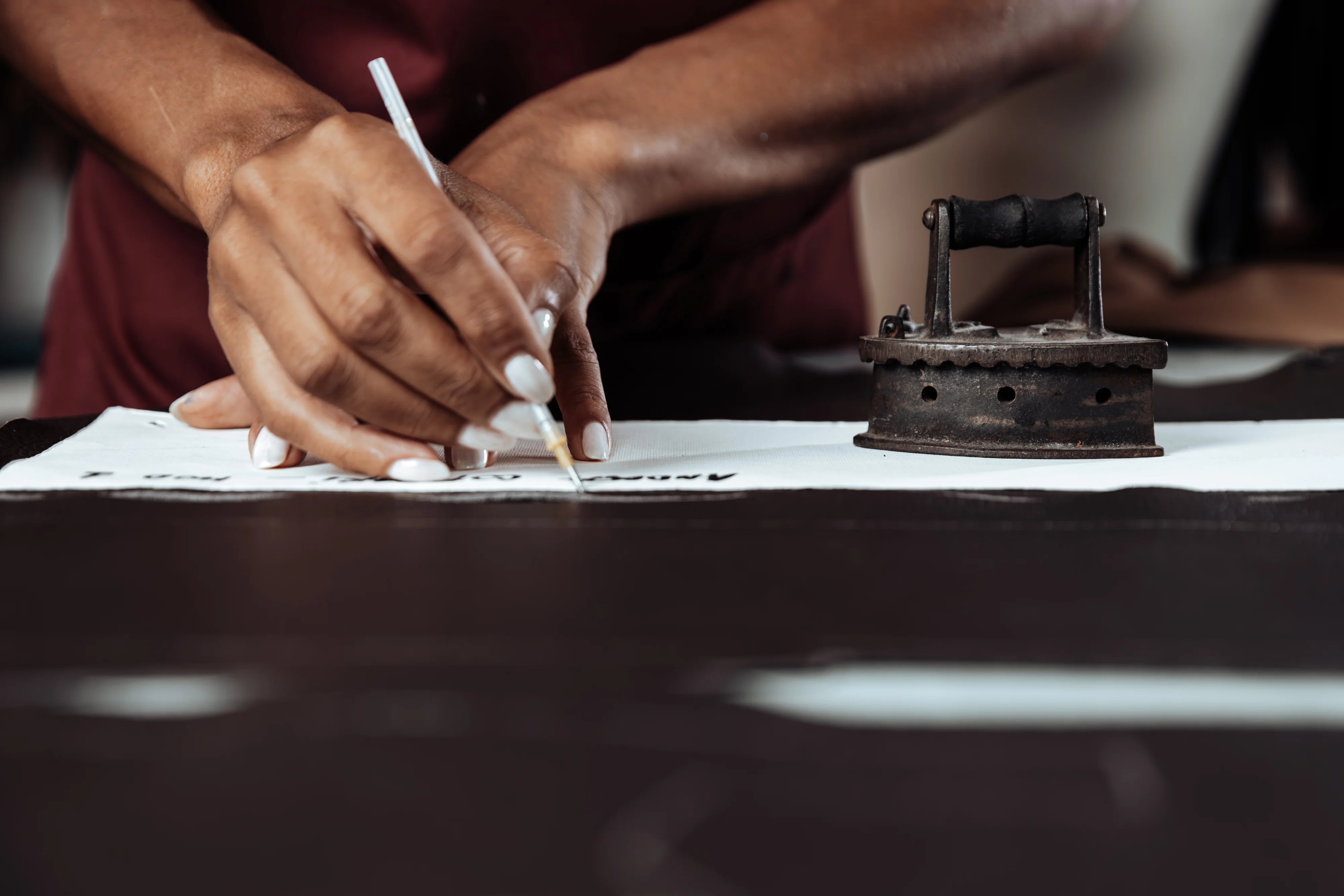 artigiano al lavoro su un campione di tessuto