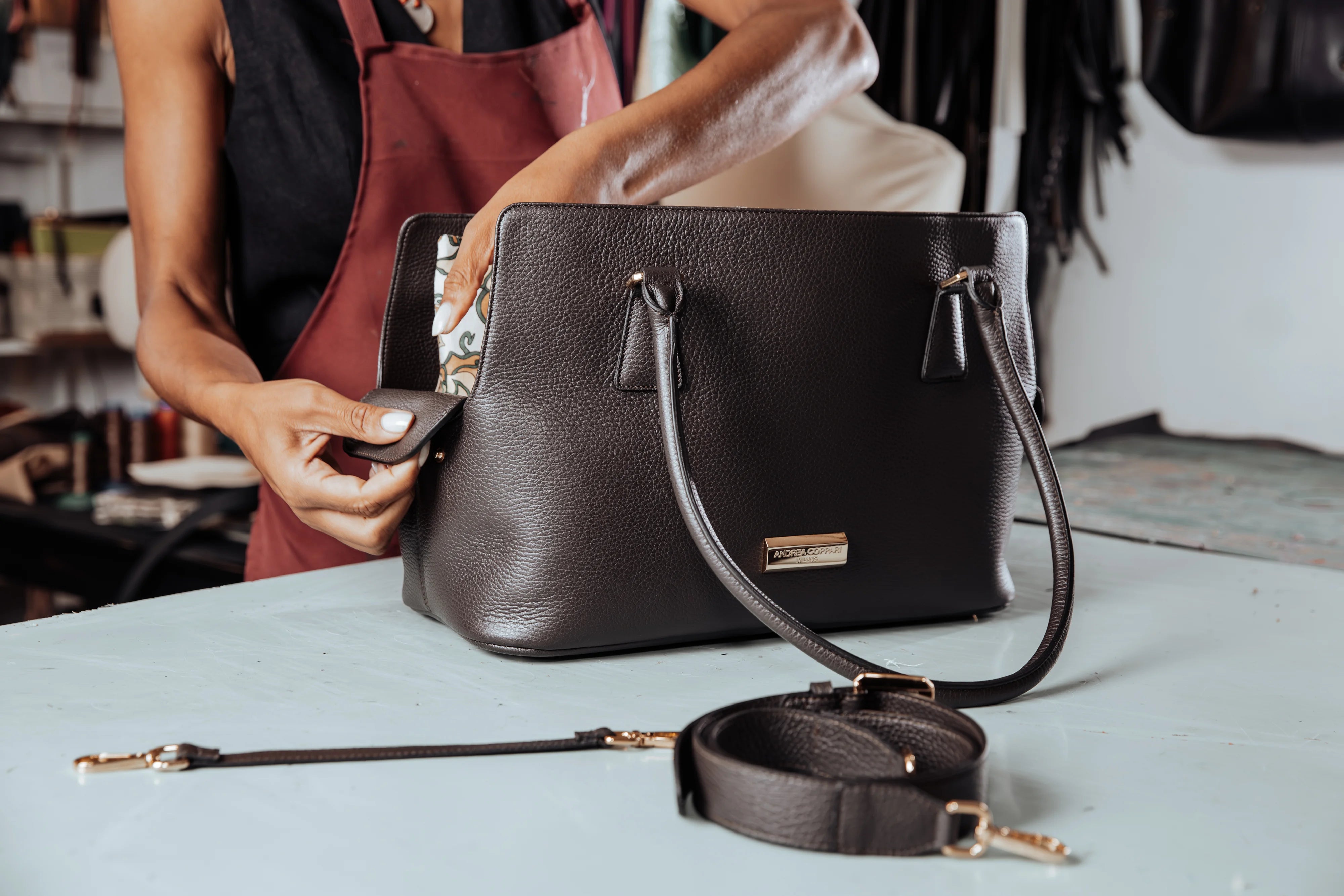 assemblaggio borsa da compagnia ARIA