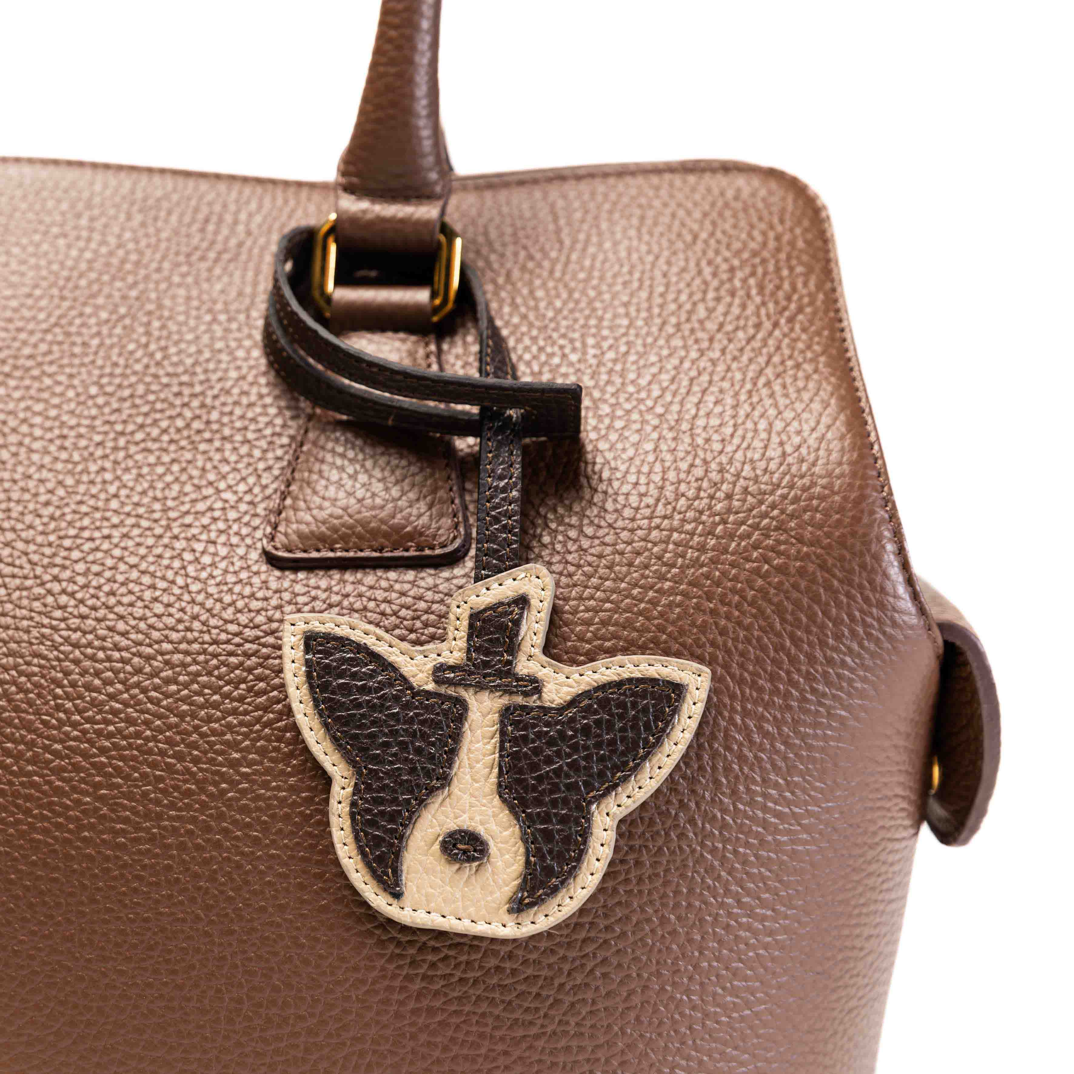 Borsa ARIA cioccolato - dettaglio charm chihuahua in pelle artigianale - Andrea Coppari Milano