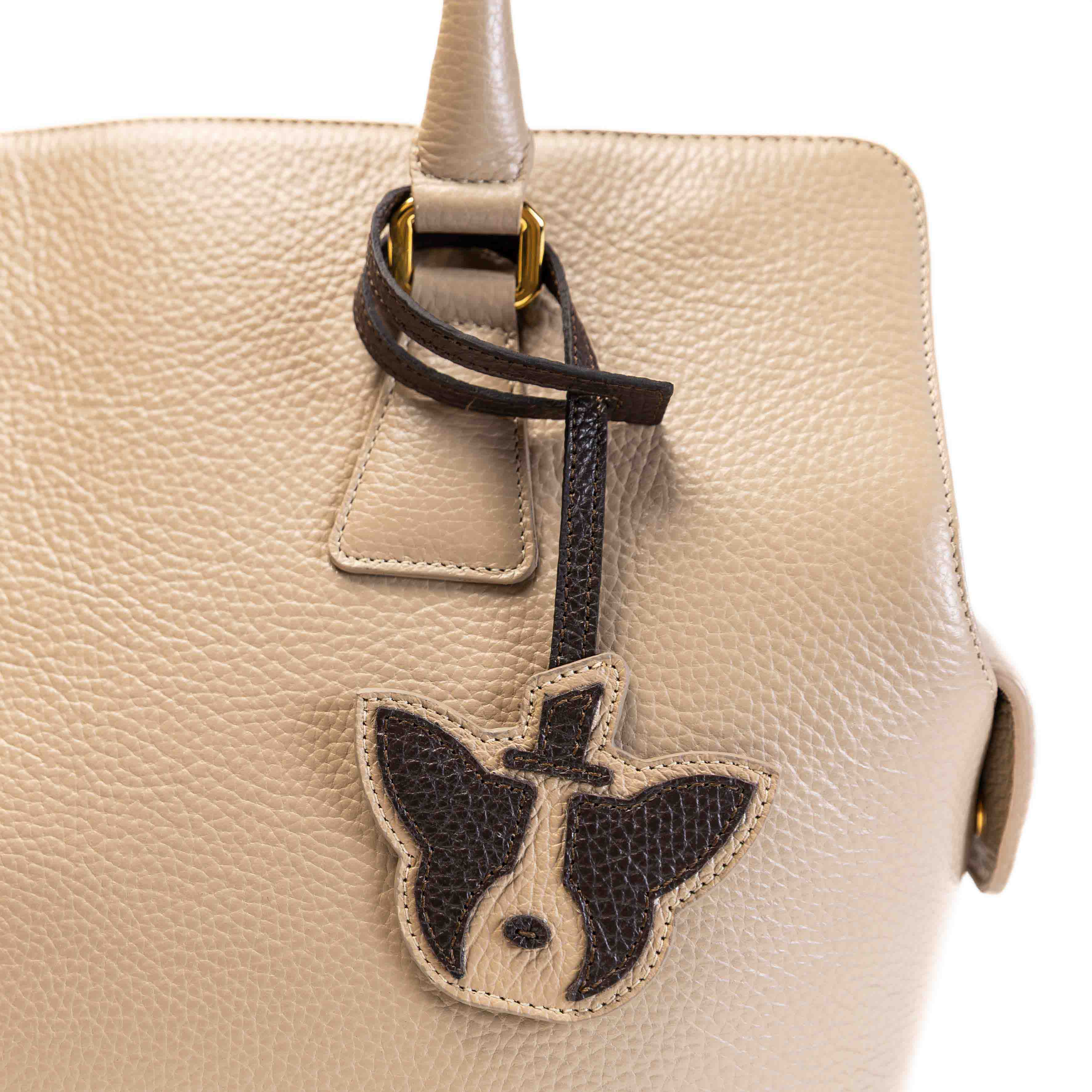 Borsa ARIA beige - dettaglio charm chihuahua in pelle artigianale - Andrea Coppari Milano