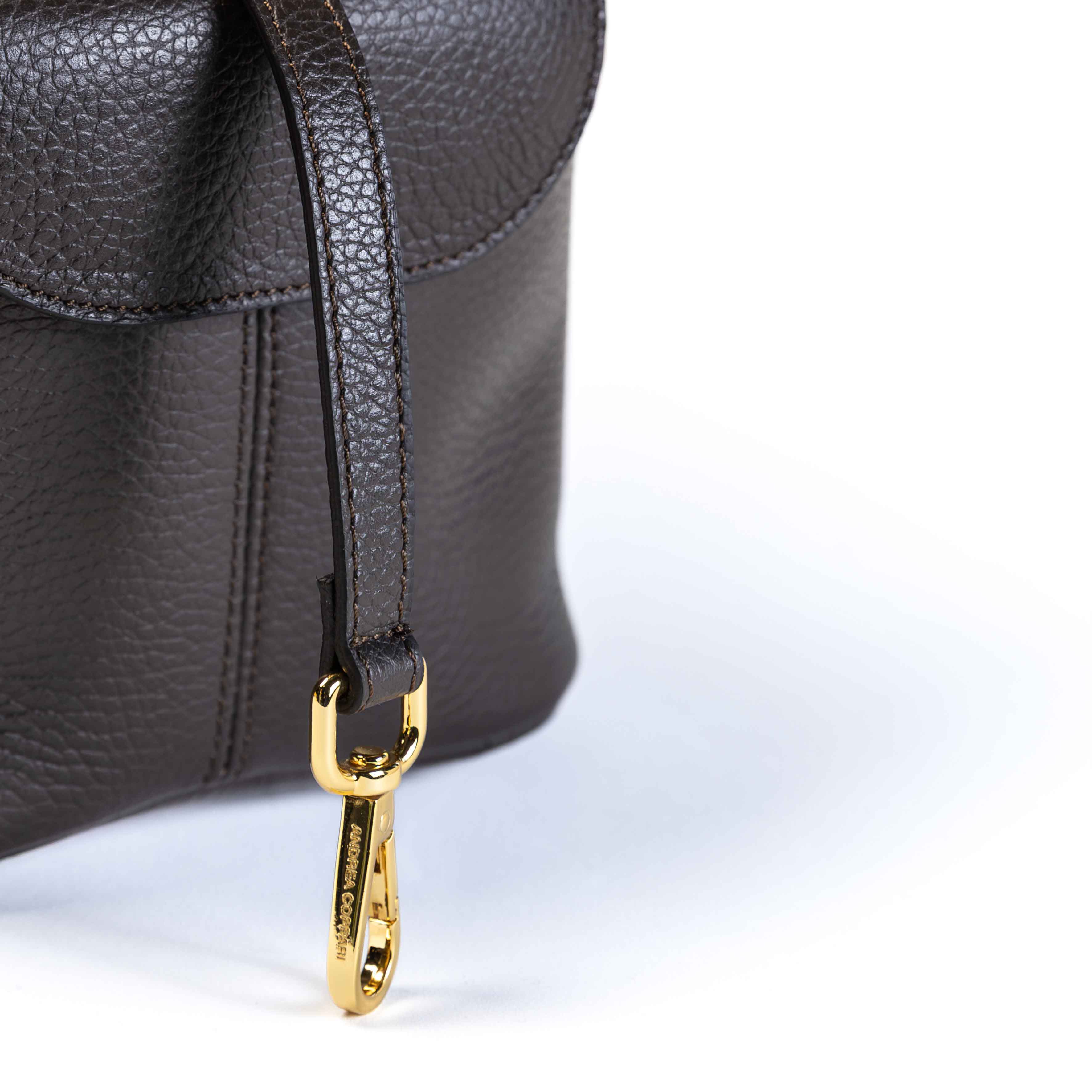ARIA Luxury Dog Bag - dettaglio manico in pelle - hardware dorato