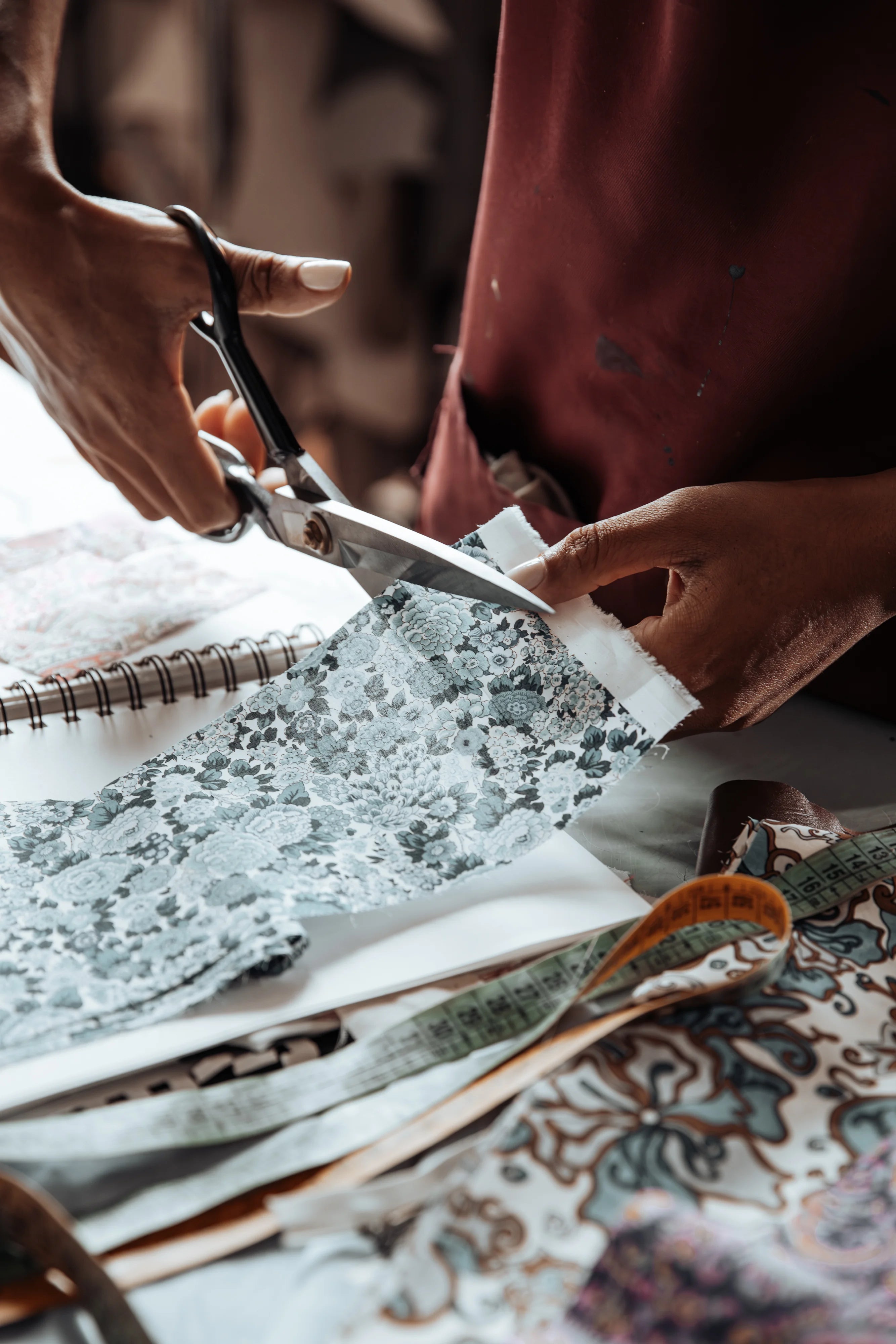Artigiano al lavoro su tessuto per accessori per cani 