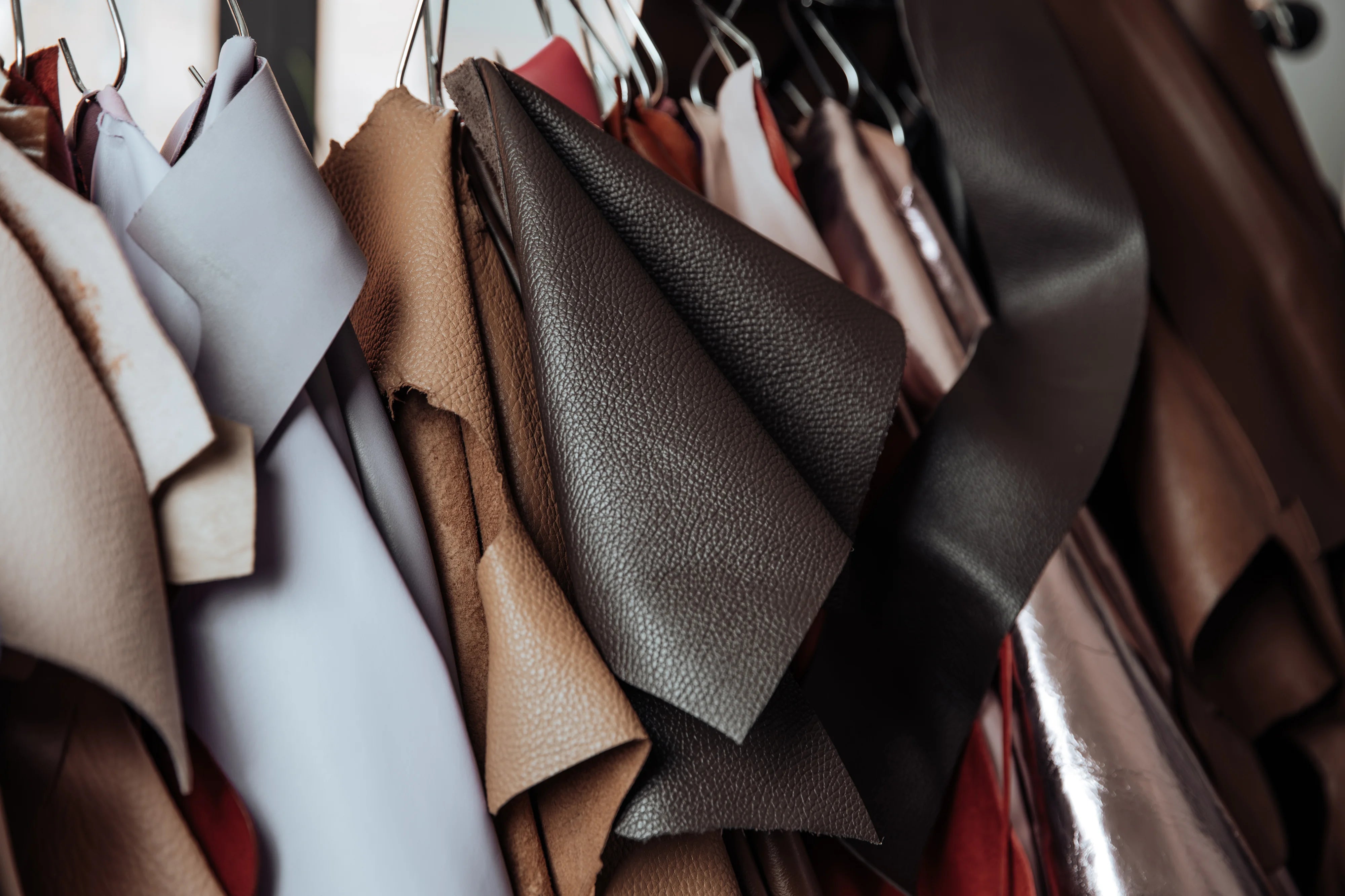 selezione di pelli utilizzate per creare la borsa ARIA