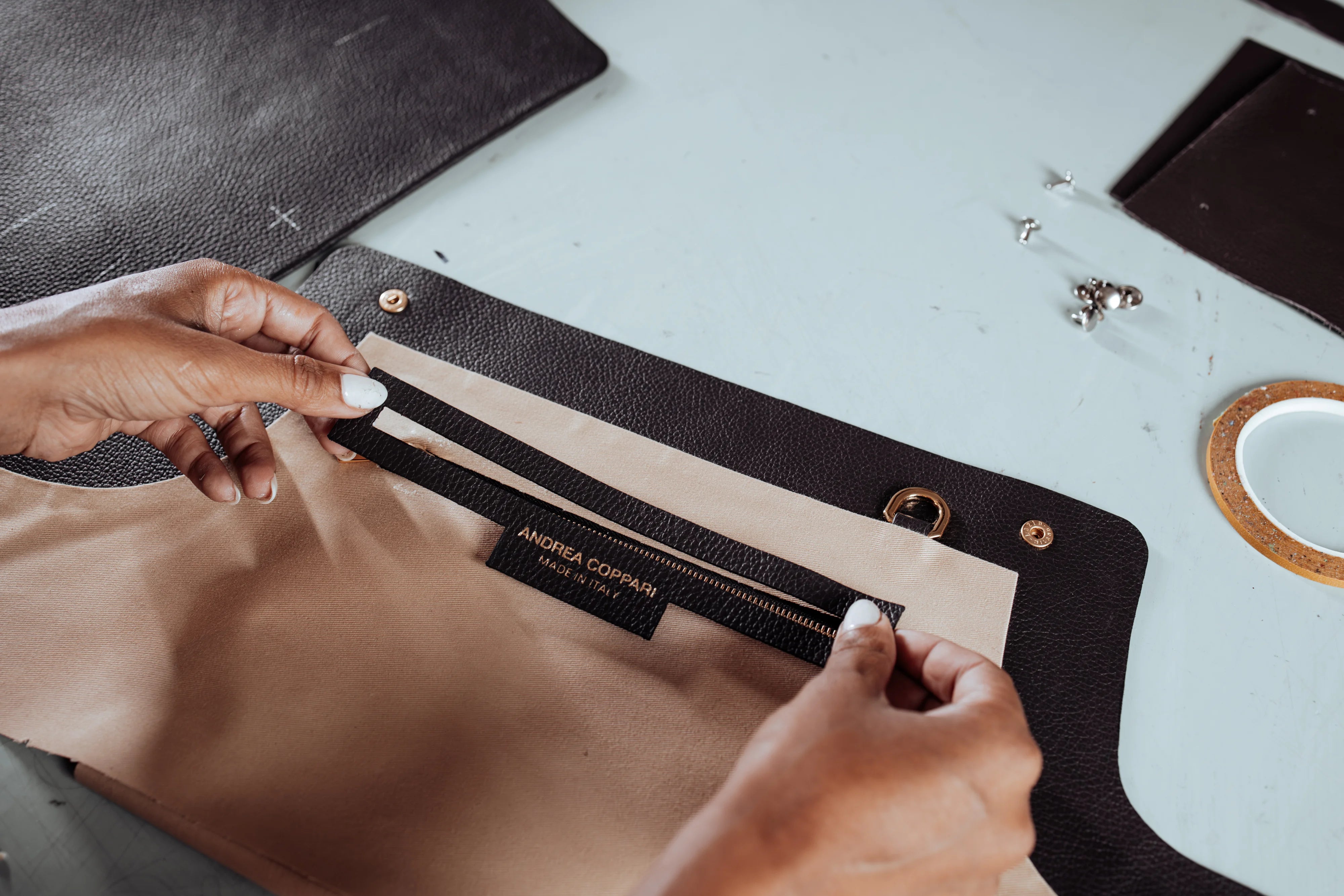 Lavorazione su borsa da compagnia Aria