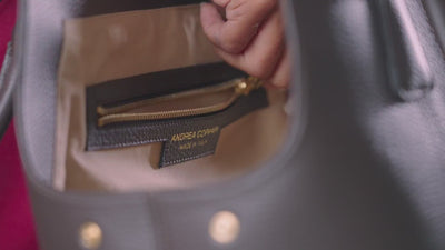 Scopri ogni dettaglio della borsa ARIA: 
la texture della pelle conciata al vegetale, 
la zip dorata, i manici in pelle, 
l'interno con cuscino removibile e le cuciture 
artigianali. Realizzata a mano in Italia.